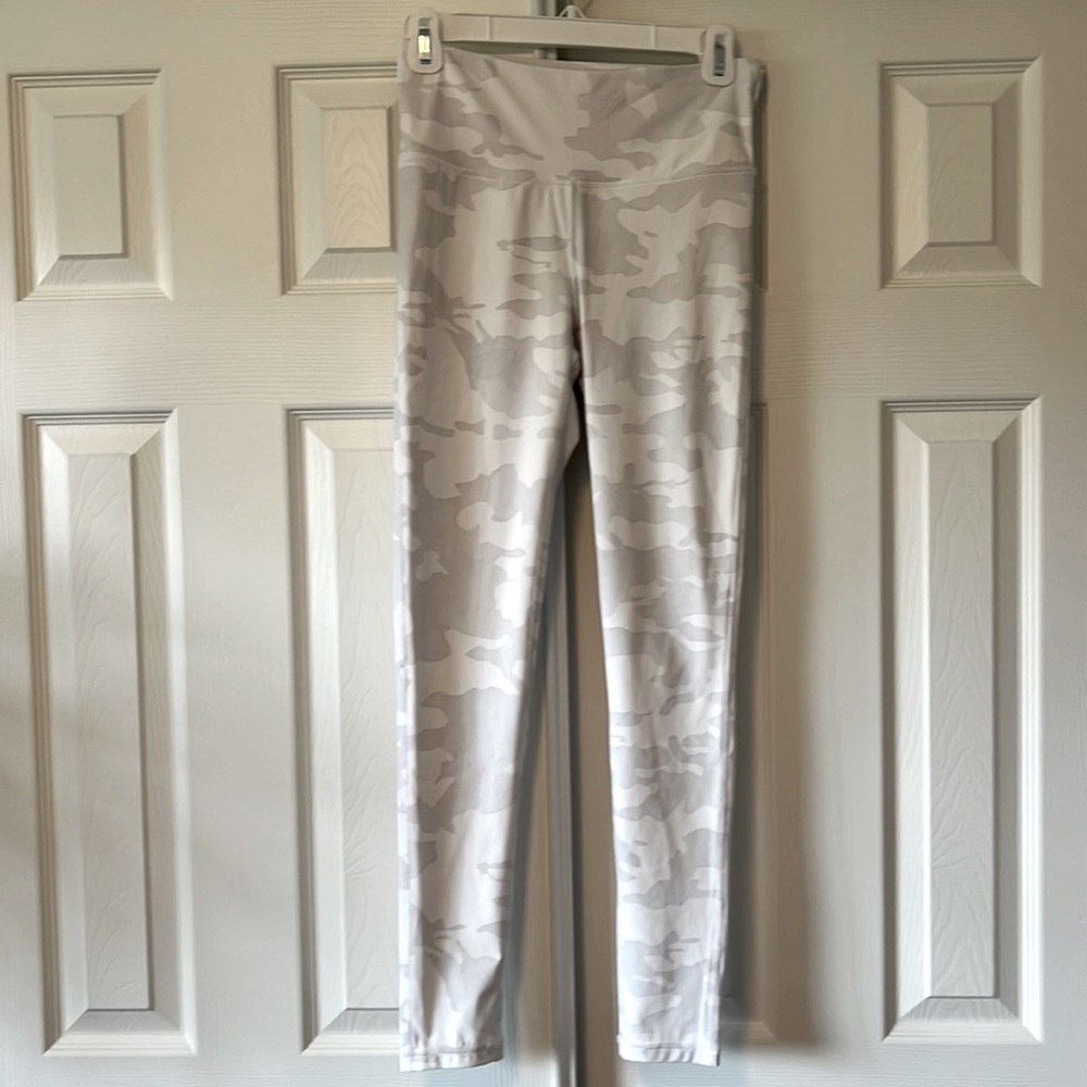 Leggings size small white camouflage boutique